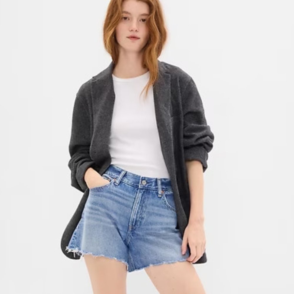 Gap 4" Low Rise Stride Denim Shorts in Medium Destroy 27